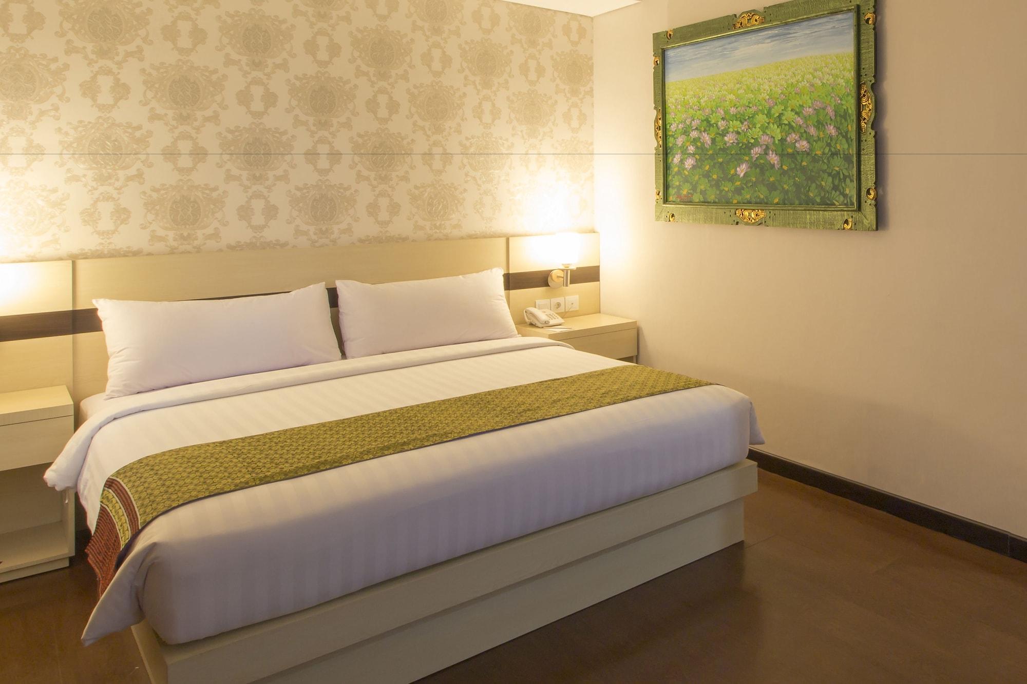 Grand Puri Saron Yogyakarta Hotel Exterior photo