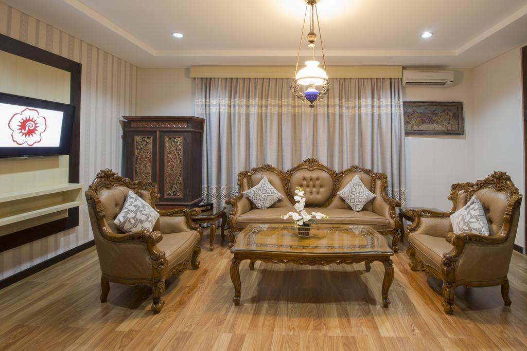 Grand Puri Saron Yogyakarta Hotel Exterior photo