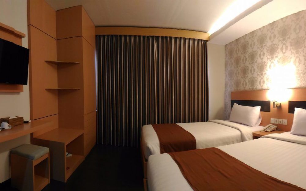 Grand Puri Saron Yogyakarta Hotel Exterior photo